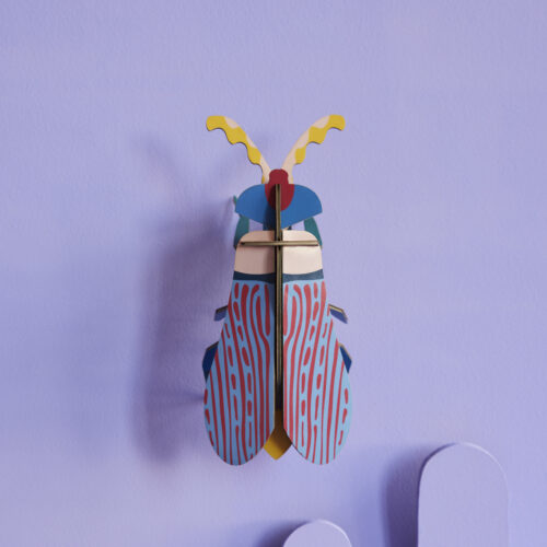 Striped Wing Beetle - gestreifeter Fluegelkaefer aus Papier in 3D als Wanddekoration von der Firma studio Roof an lila