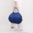 ausgefalteter Shopper Shupatto in der Hand getragen in blau