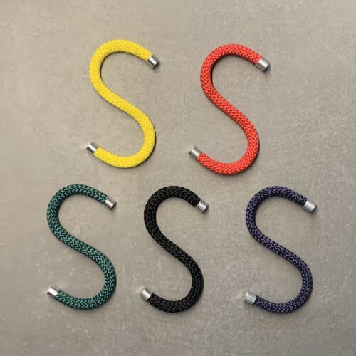 5 S-Haken (Rope Hook) in gelb, rot, grüne, schwarz und blau von der Firma Peppermint Products auf neutralem Untergrund