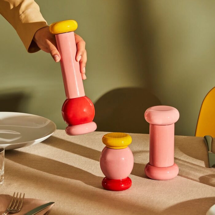 Salz und Pfeffermühlen Alessi bunt von Ettore Sottsass auf dem Tisch