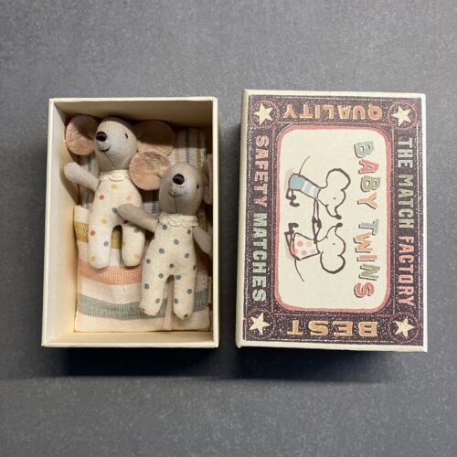 Baby Zwillinge Maus in gepunteten Anzügen in Box von Maileg