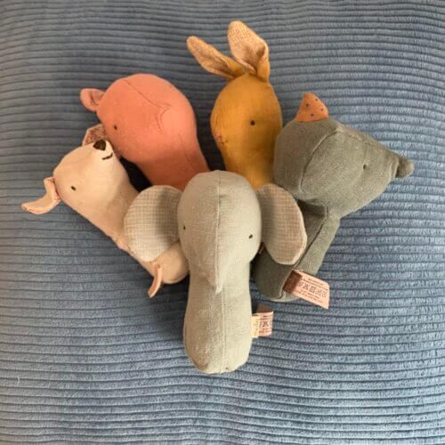 Kinderrasseln, ein Elefant, ein Nashorn, eine Maus, ein Hase und ein Schwein von der Firma Maileg