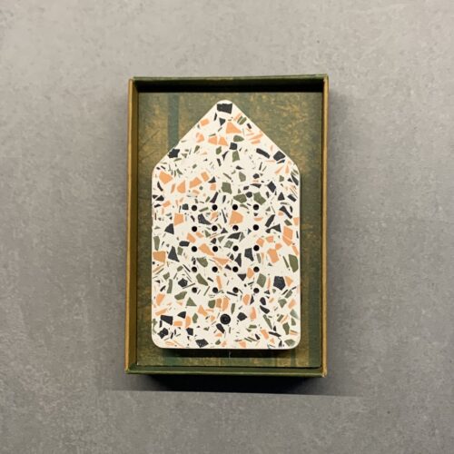 Zwitscherbox Birdybox Toffee Terrazzo mit Mosaikmuster von Relaxound in einer Box
