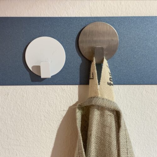 Ein Magenthaken Solid aus Edelstahl und ein Magnethaken in weiß von Trendform