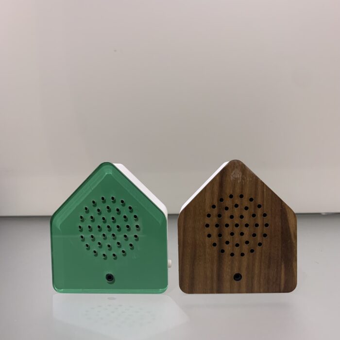 Zwei Sateliteboxen mit Nachtigallgesang von Relaxound, eine mit Nussholzverkleidung, die ander in grün.