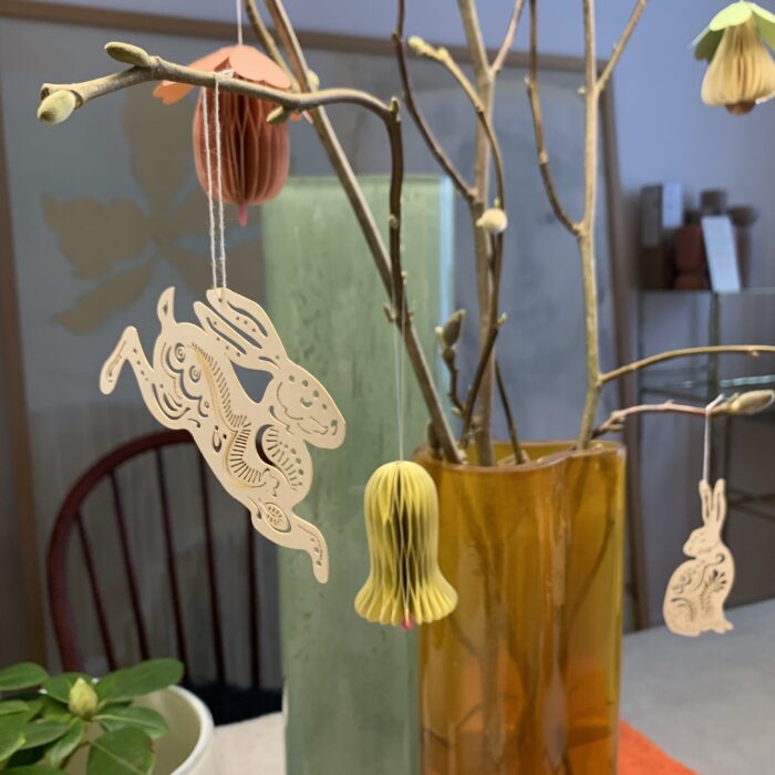 Gestantzte Aufhänger aus Papier in Form von Osterhasen am Osterstrauss