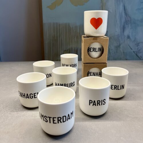 Becher aus Porzellan mit schwarzem Schriftzug von PLTY Copenhagen