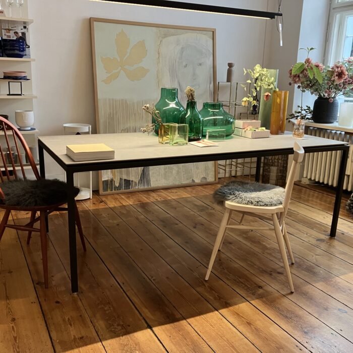 Tisch Ceramic von Vipp mit Deko