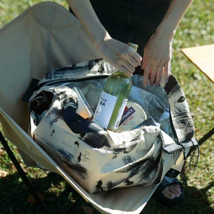 Shupatto Isoliertasche, White Birch, weisse Birke, in schwarz und weiss im Rasen mit Picknick Inhalt