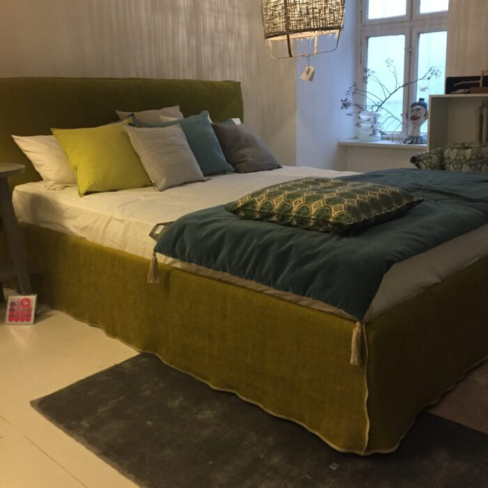 Bett Loll 160 x 200 von Gervasoni komplett mit Dekoration