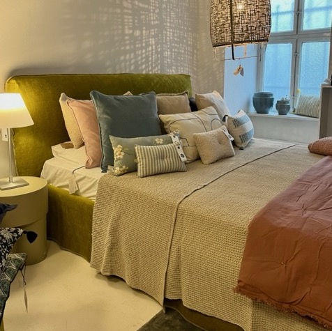 Bett Loll von Gervasoni mit Kissen und Decken