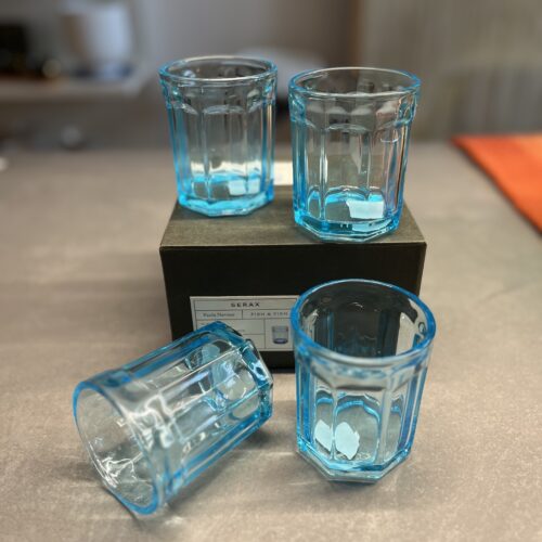 Wasserglaeser zwei auf dem schwarzen Karton zwei davor, eines liegend eines stehend