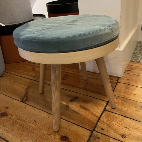 Hocker Tisch Alma von Softline Esche hell mit hellblauem Kissen