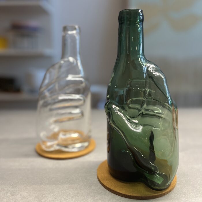 Karaffe von Serax mit Hand in Klarglas und grün