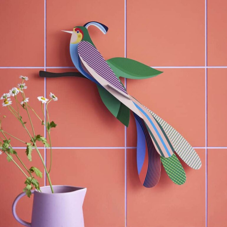 Paradise Bird Maya - bunter Paradiesvogel aus Papier in 3D als Wanddekoration von der Firma studio Roof