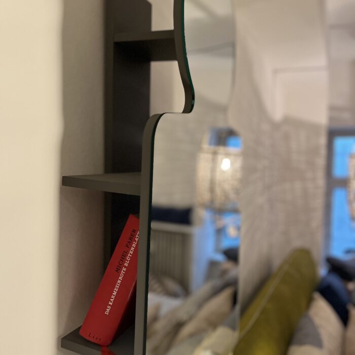 Spiegelmann von Gervasoni Detail mit Regal in grau