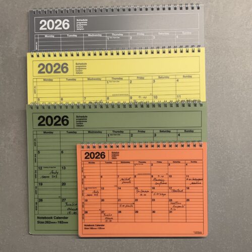 mehrere Mark's Tischkalender 2026 in verschiedenen Farben