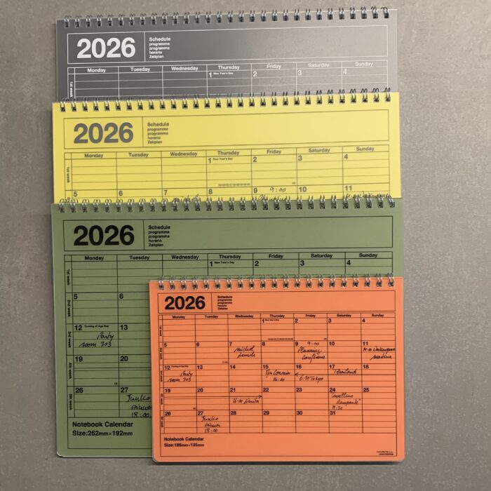 mehrere Mark's Tischkalender 2026 in verschiedenen Farben