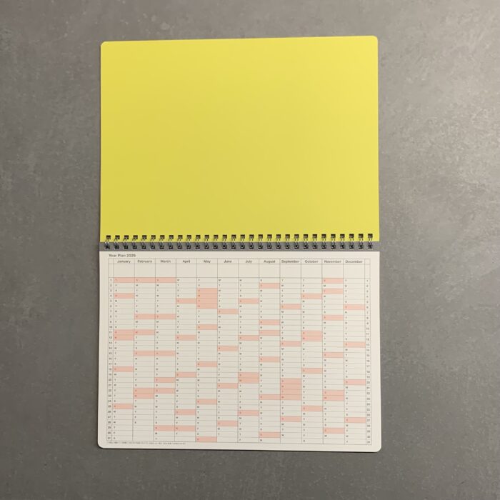 Mark's großer Tischkalender 2026 in gelb, aufgeklappt