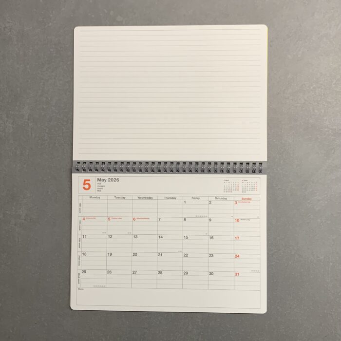 Mark's großer Tischkalender 2026, aufgeklappt