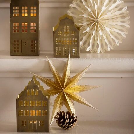 Windlicht aus Metall von Bungalow Atmo mit mehreren und brennenden Kerzen