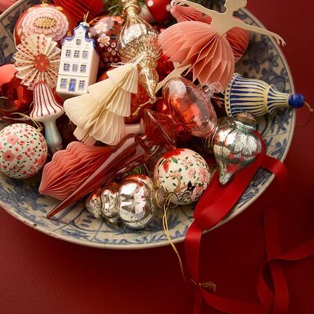 Pappmaché-Weihnachtskugeln Gaya von Bungalow in einem Weihnachtsteller mit anderen Anhängern