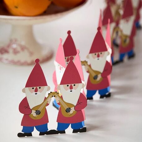 Faltbare Tischgirlande aus Zwergen mit Schal von Bungalow