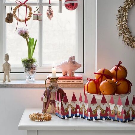 Faltbare Tischgirlande aus Zwergen mit Schal von Bungalow