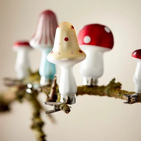 Weihnachtsschmuck - Set mit 4 Glasornamenten in rotem Pilz-Design von Bungalow