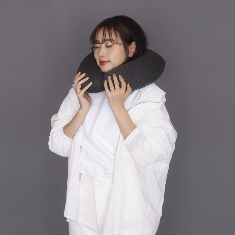 aufblasbares Nackenkissen von Shupatto getragen