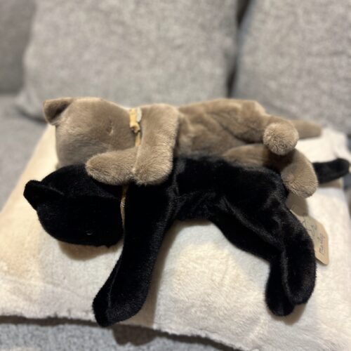 2 schlafende Kätzchen in den Farben schwarz und grau aus Plüsch von Maileg