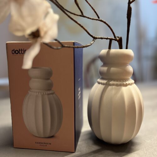 Weisse Keramikvase mit Perlen Dekoration von Dottir