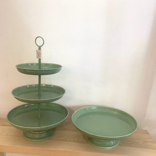 Kuchenplatte und Etagere von Bungalow in grün aus Emaille