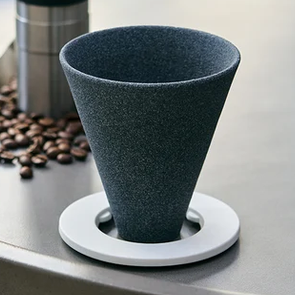 Cerapotta Keramic Kaffeefilter aus Japan mit weißem Untersetzer