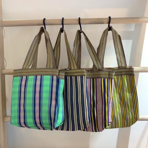 Vier Taschen von Au Maison in verschiedenen Mustern aus recyclten Materialien