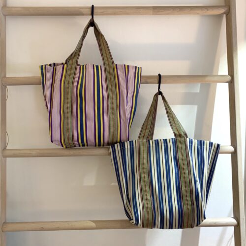 Zwei gestreifte Taschen von Au Maison aus recyclten Materialien