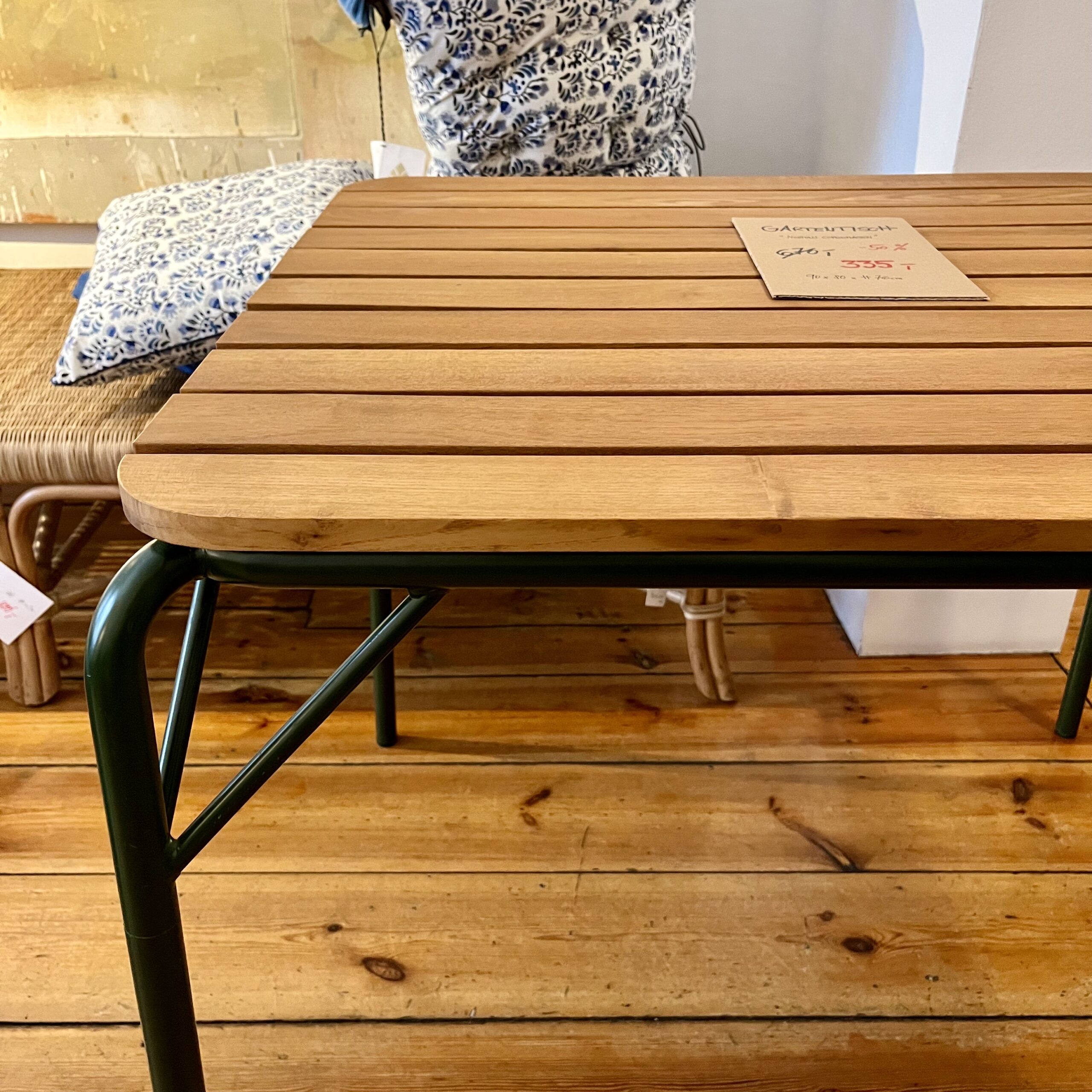 outdoor Tisch norman copenhagen Gestell grün Platte Teak Holz