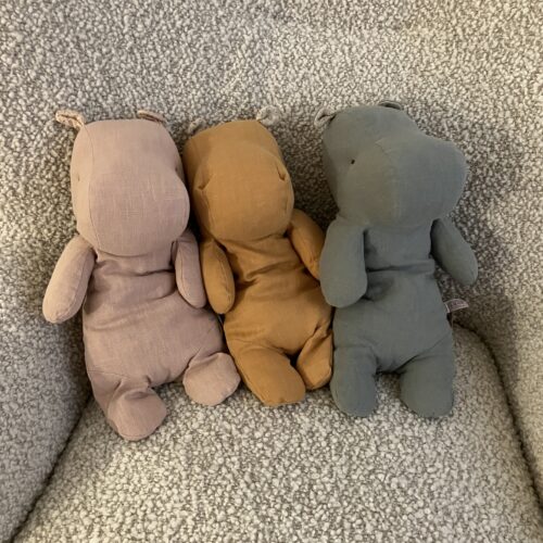 Hippo Kuscheltier von Maileg in drei Farben rosa curry und graublau